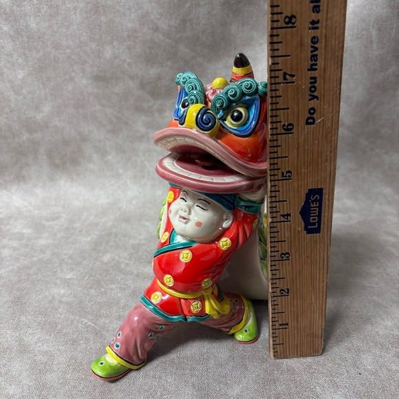 Vintage Porcelain Chinese Lion Dance Statue - Signed -In original Box - Picture 10 of 12